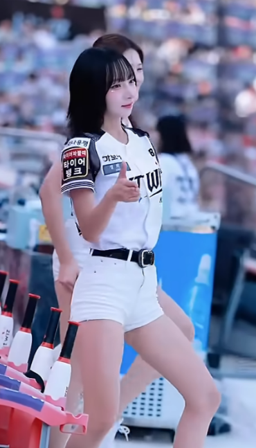 피리부는 아웃송 (정희정,이예빈 치어리더)