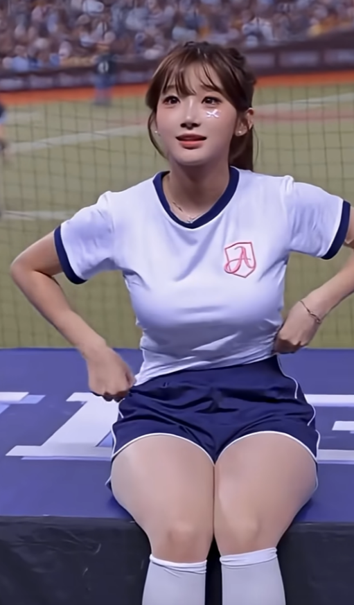 이주은이랑 야구 마스코트, 너무 귀여운 조합