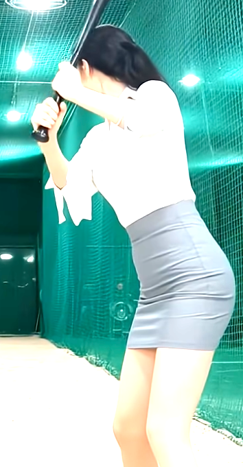 너클볼을 완벽한 타이밍에 쳐내는 배팅녀