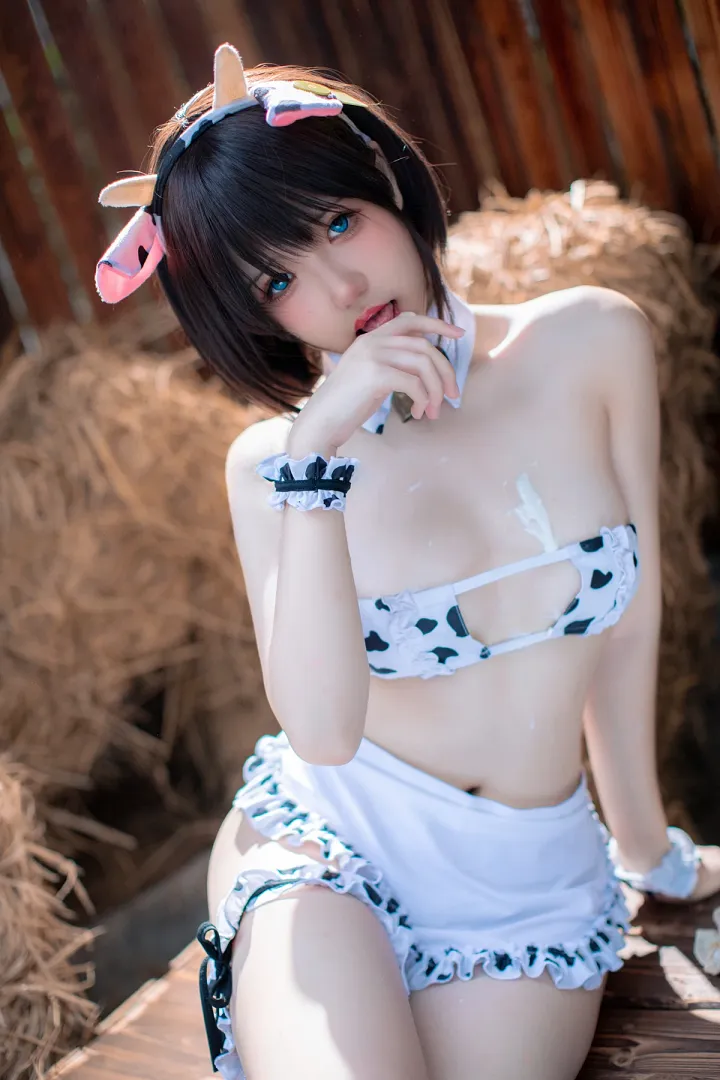 코스프레 아쿤 – 우유를 마시는 아쿤