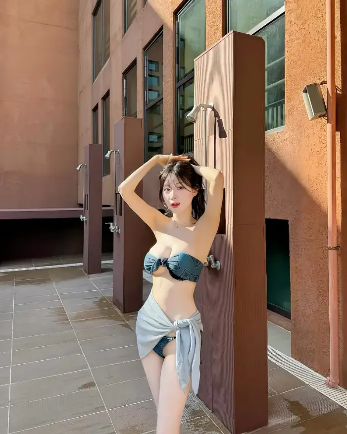 야외샤워장에서의 몸매자랑