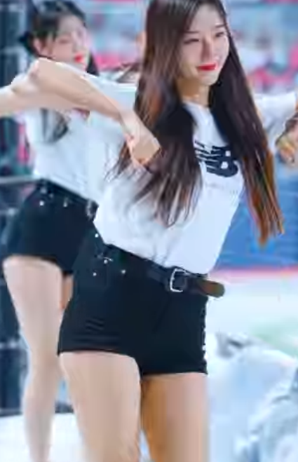 티셔츠만 입어도 완벽 Up 아웃송 김진아 치어리더