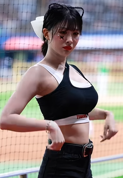 kia타이거즈 천소윤치어리더 공연중 삐끼삐끼 나와서 반응 공연직캠