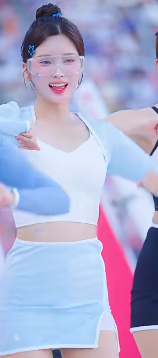눈웃음이 고글 뚫고 나오네 김정원 치어리더 아웃송 Up! Kim Jeong-Won Cheerleader ktwiz