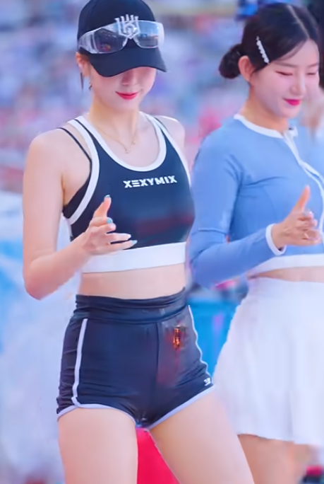 시원하게 물뿌리고 피리춤 아웃송 이금주 치어리더 Lee Geumju Cheerleader ktwiz
